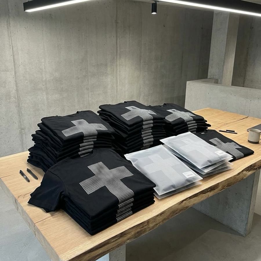 Готовый тираж чёрных футболок с геометрическим принтом